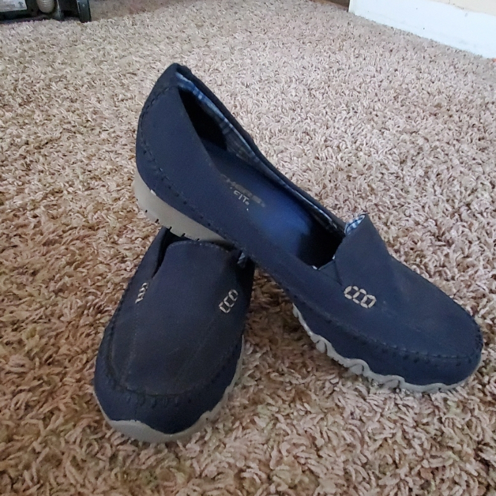 8.5 Skecher relaxed fit memory foam